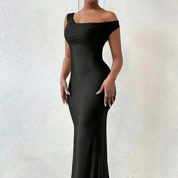 Black Sexy Women's Solid Asymmetrical Neck Open Back Dress - Picture 2 of 5